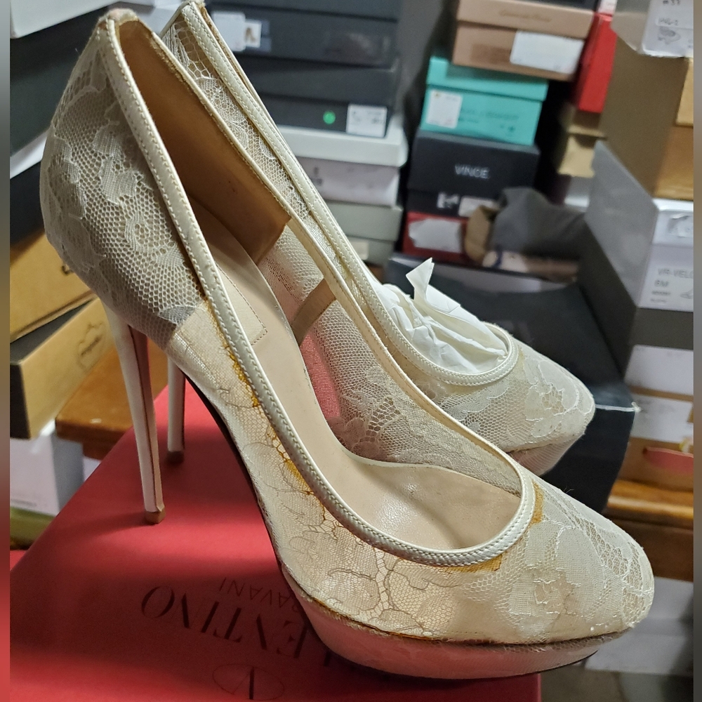 Sz 40.5 NIB $995 Valentino lace heels